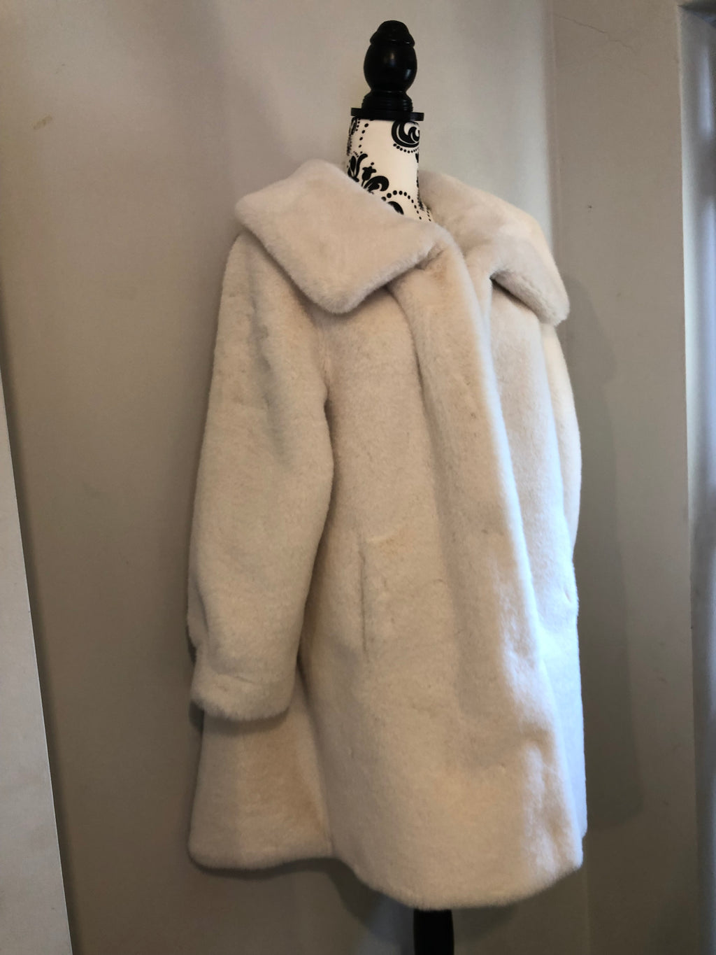 NEW IN Monaveen Luxury Faux Fur Penelope Coat CREAM/WHITE