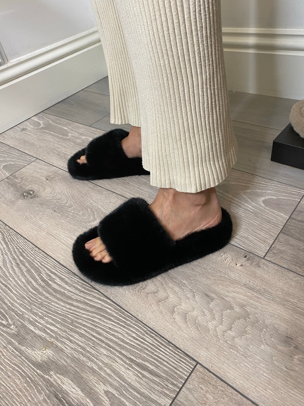 NEW IN Monaveen Luxury FAUX Fur cross strap Slippers, BLACK