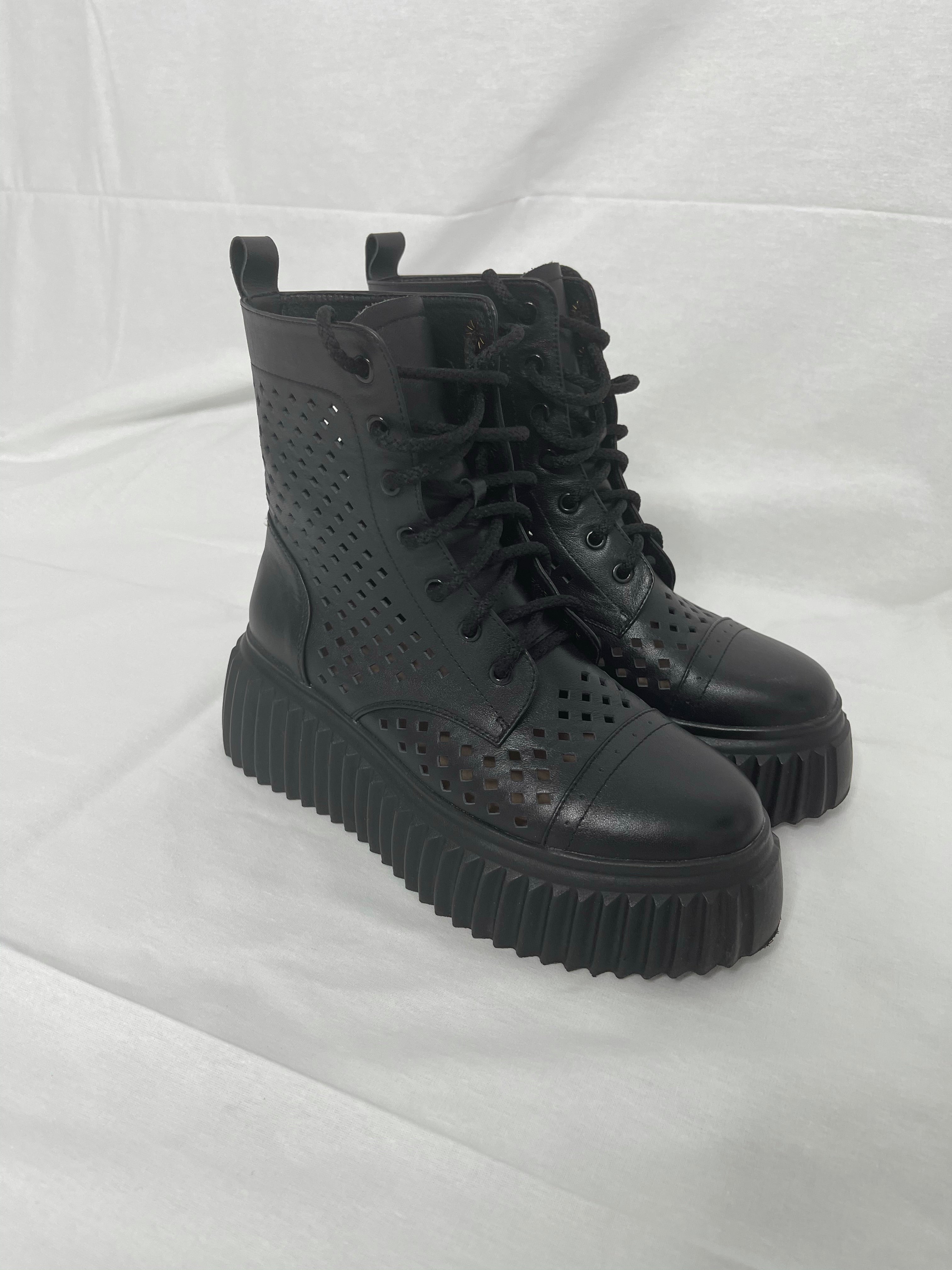 Monaveen Leather Boot - BLACK