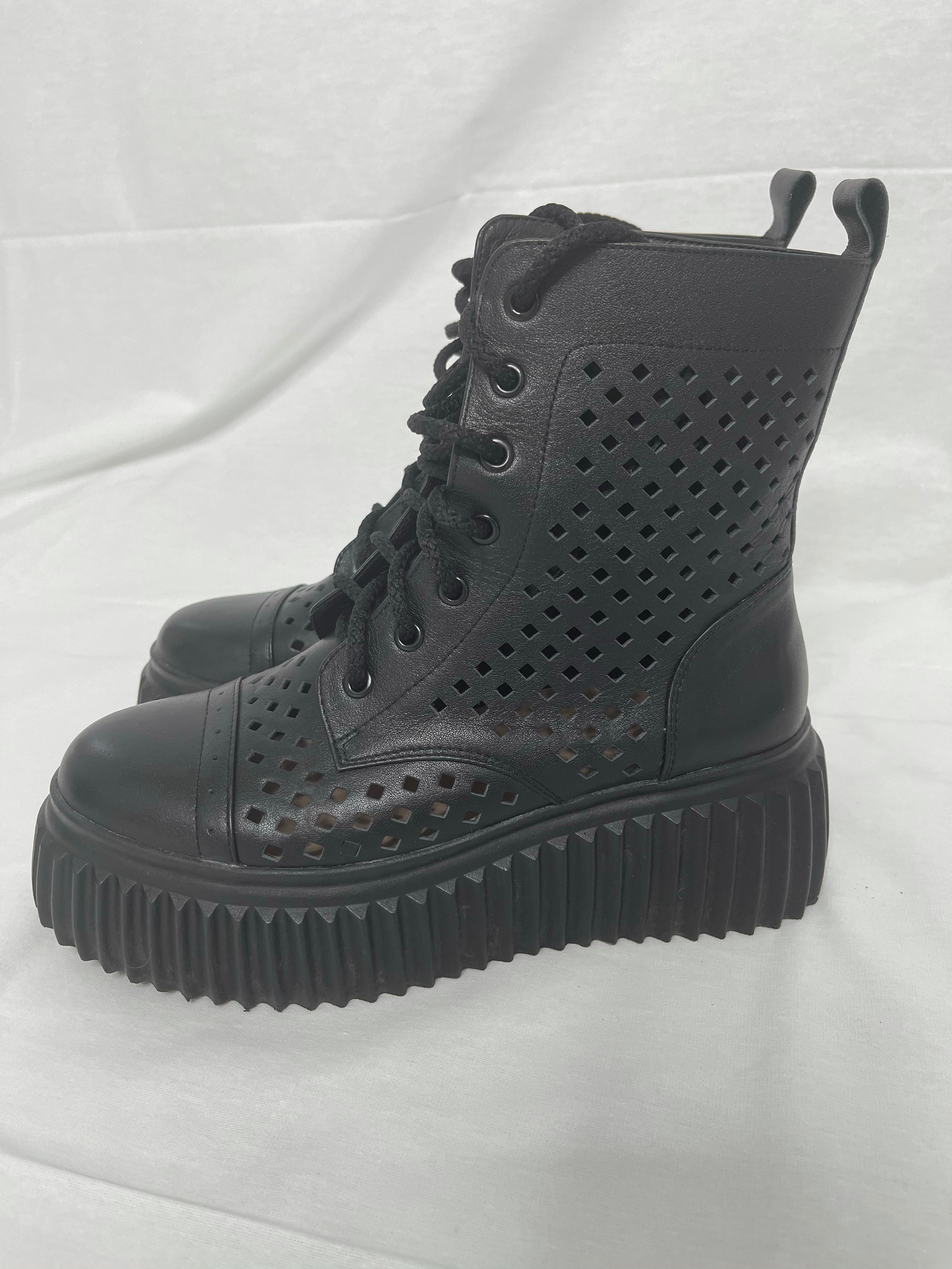 Monaveen Leather Boot - BLACK