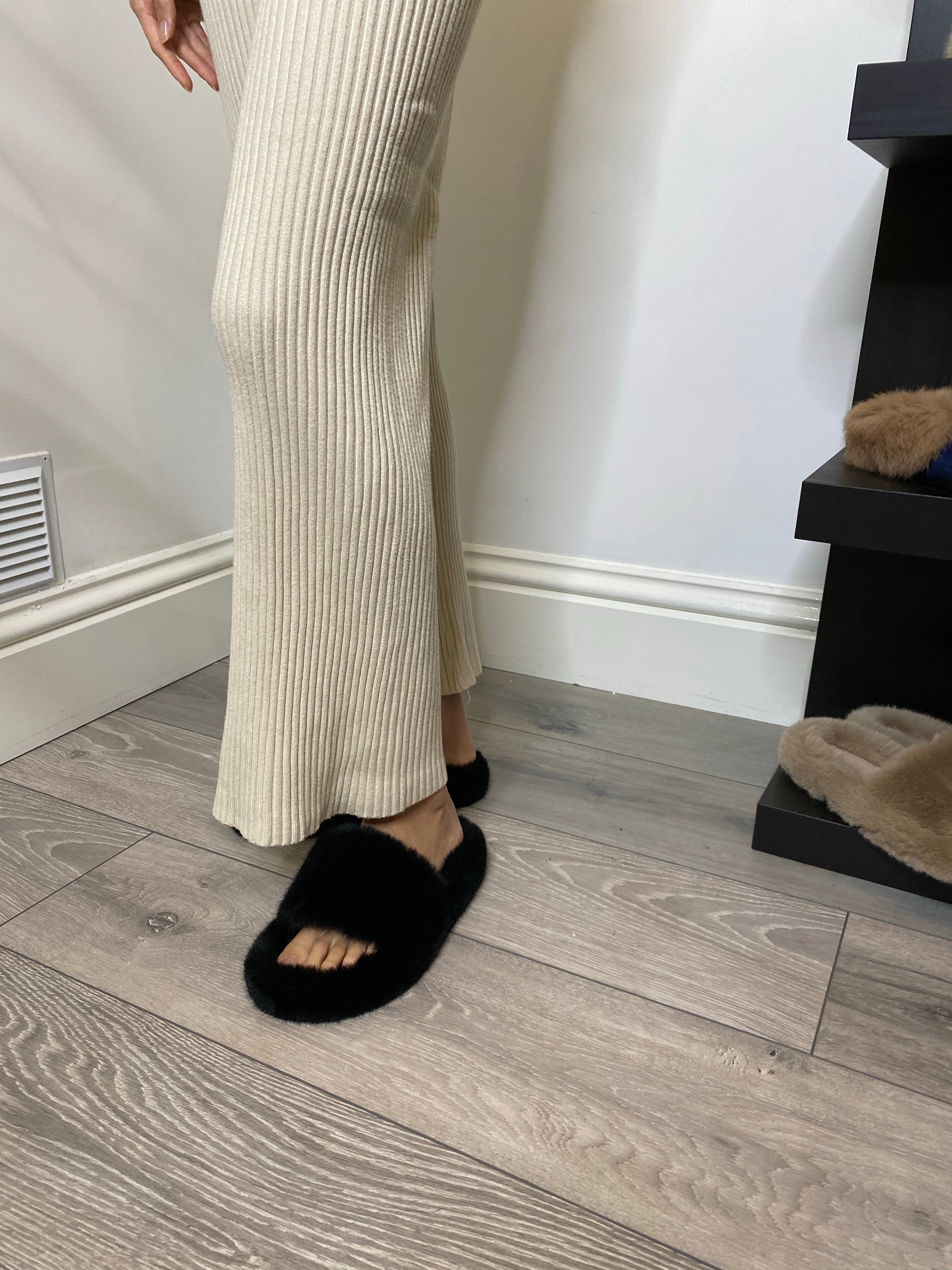 NEW IN Monaveen Luxury FAUX Fur cross strap Slippers, BLACK