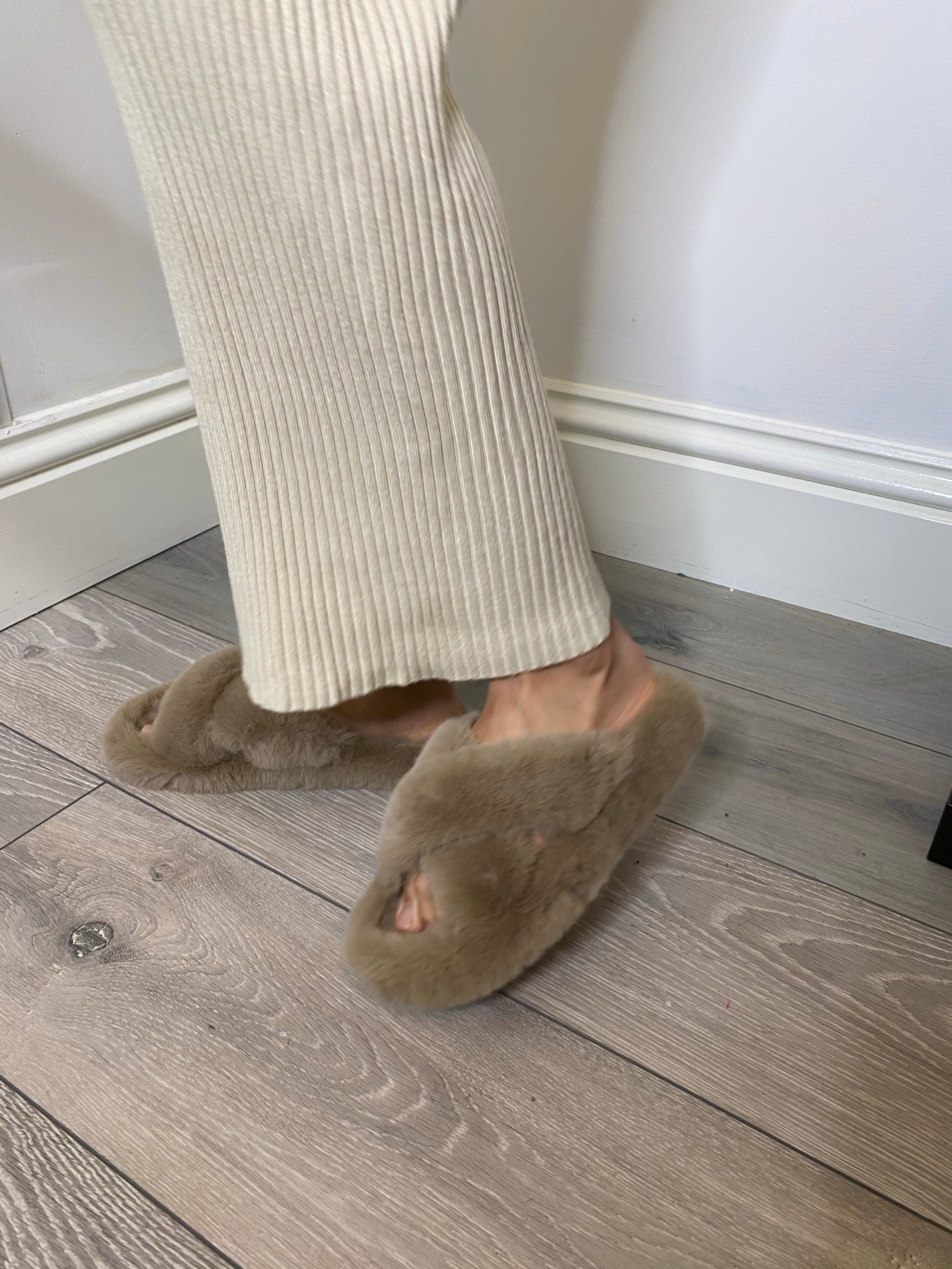 NEW IN Monaveen Luxury FAUX Fur cross strap Slippers, BLACK